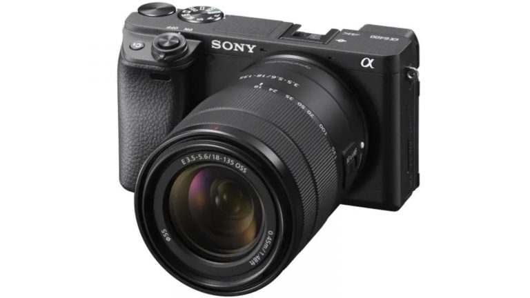 Sony Alpha 6400 von schr&auml;g vorn