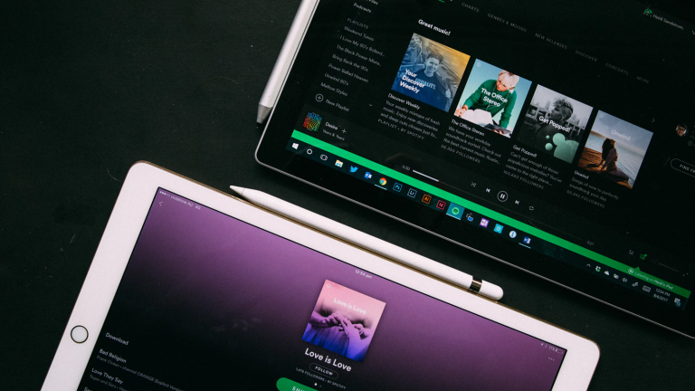 Spotify-Playlists auf zwei Tablets