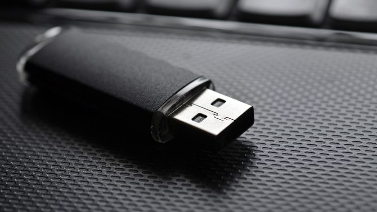 USB-Stick liegend auf Touchpad vor Tastatur