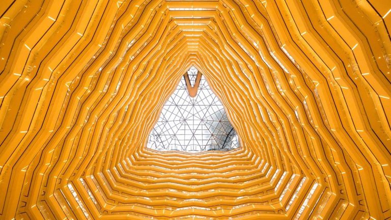 Abstrakte Fotografie von Hochhaus-Atrium aus ungewöhnlicher Perspektive