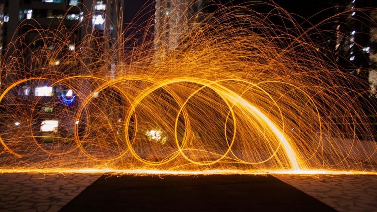 Abstrakte Fotografie mit Langzeitbelichtung und Wunderkerze