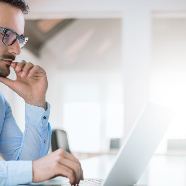 Abwesenheitsnotiz einrichten am Laptop im B&uuml;ro