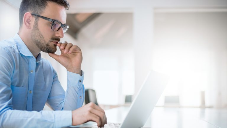 Abwesenheitsnotiz einrichten am Laptop im B&uuml;ro