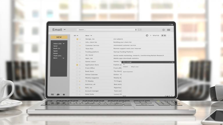 E-Mail-Posteingang auf einem Laptop im Büro E-Mail-Posteingang auf einem Laptop im Büro