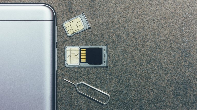 Handy geht nicht an: SD- und SIM-Karte mit Nadel entfernen