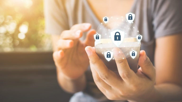 Frau bedient Smartphone mit Kontoschutz