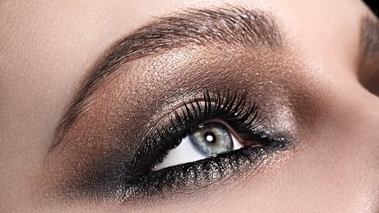 Iris fotografieren: Make-up Stark geschminktes Frauenauge schön fotografiert