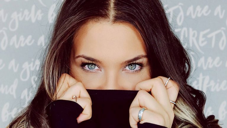 Foto von einer jungen Frau mit einem leuchtenden Ring in den Augen