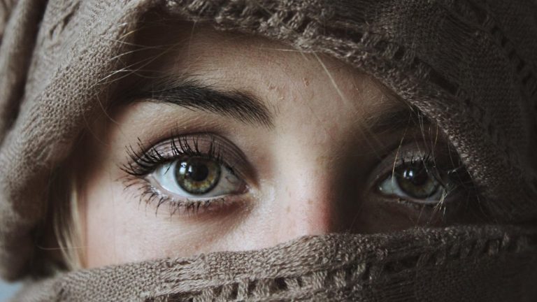 Foto von junger Frau mit Vermummung und sichtbaren Augen