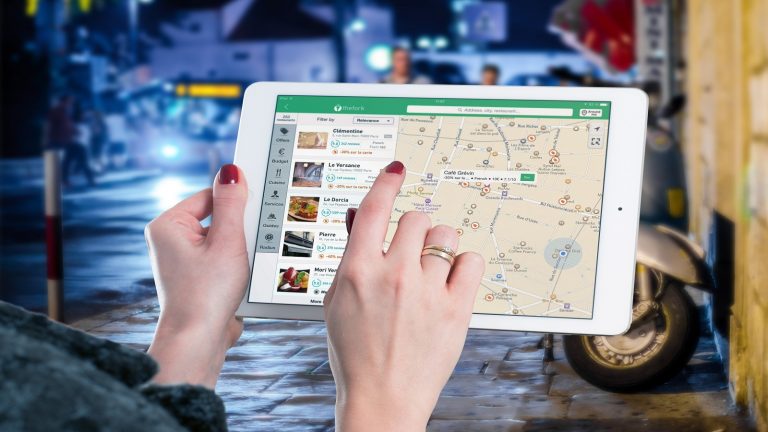 Frau am Tablet mit Google Maps