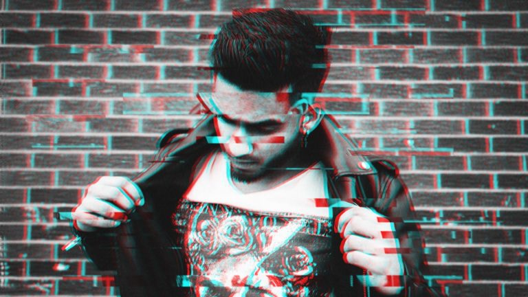 Glitch-Effekt in Adobe Photoshop mit Foto eines jungen Mannes mit Lederjacke