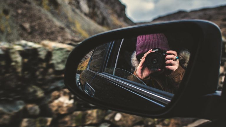 Selbstporträt im Autospiegel fotografieren