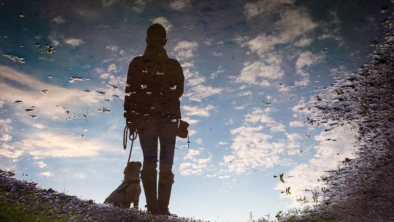 Selbstporträt als Spiegelung im Wasser fotografieren