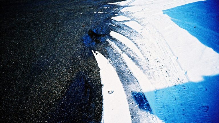 Stra&szlig;e mit greller blauer Farbe mit einer Lomo-Kamera fotografiert