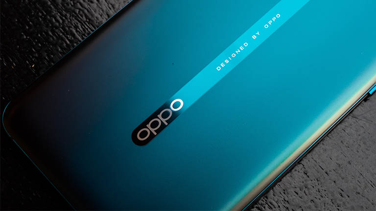 Hand zeigt Rückseite eines Oppo-Smartphones