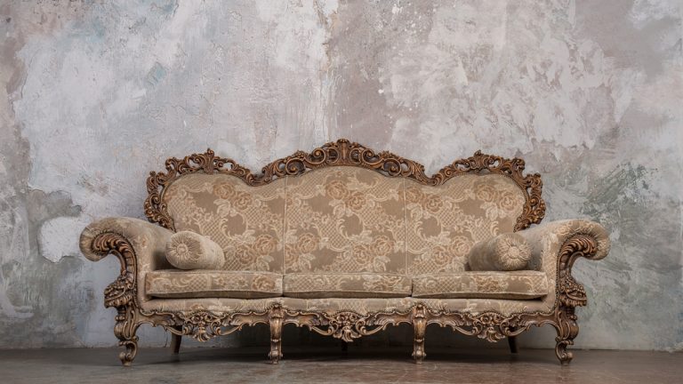 Antikes Sofa im Barock-Stil als Hintergrund für ein Boudoir-Shooting