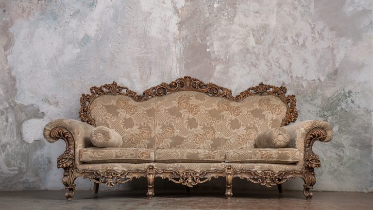 Antikes Sofa im Barock-Stil als Hintergrund f&uuml;r ein Boudoir-Shooting