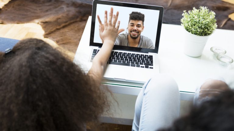 Facetime Konferenz: Kind Kind mit Laptop bei FaceTime-Konferenz mit ihrem Vater