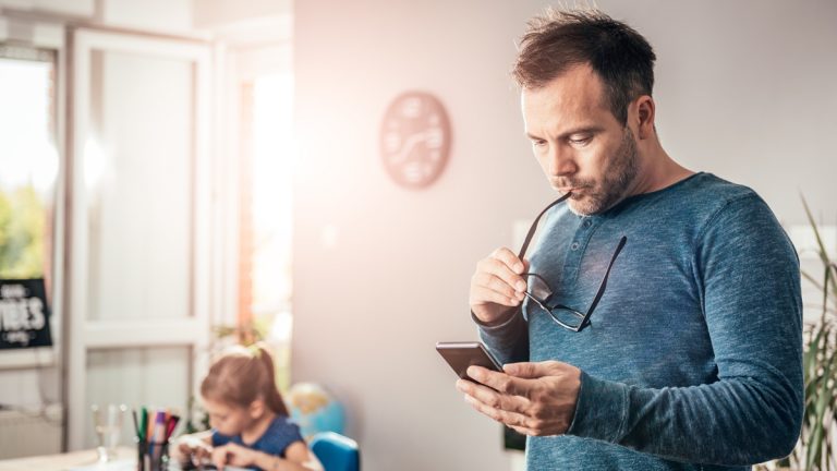 Mann deaktiviert In-App-Käufe auf seinem Smartphone