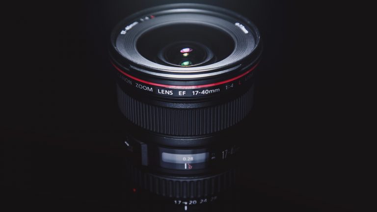 Ein Objektiv mit kurzer Brennweite (17 mm) und hoher Lichtstärke (1.4) ist ideal für das Fotografieren von Polarlichtern geeignet.