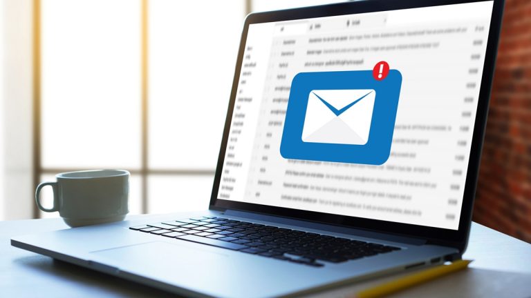E-Mail-Programm auf einem Laptop zeigt Fehlermeldung
