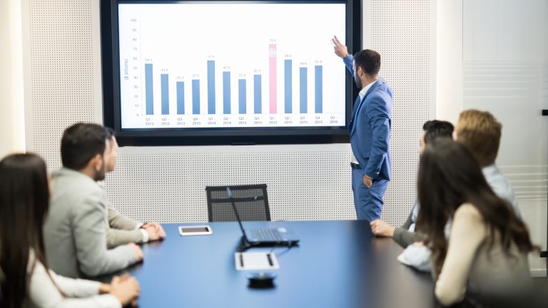 anschließen? Das geht ganz einfach. Copyright: nd3000 / iStock / Getty Images Plus Alt Tag: PowerPoint-Folienübergänge: So einfach passt du sie an