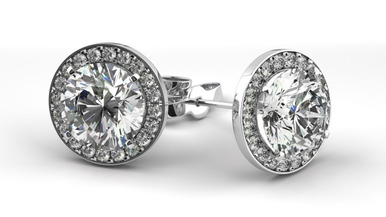Schmuck fotografieren: Ausreichend Licht Zwei silberne Diamant-Ohrringe vor weißem Hintergrund