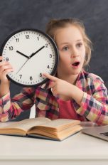 Uhr und Uhrzeit lernen mit Kind: Diese Apps helfen spielerisch dabei
