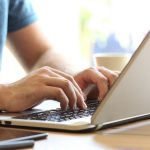 Virtuelles Laufwerk erstellen: Mann tippt auf einer Laptop-Tastatur