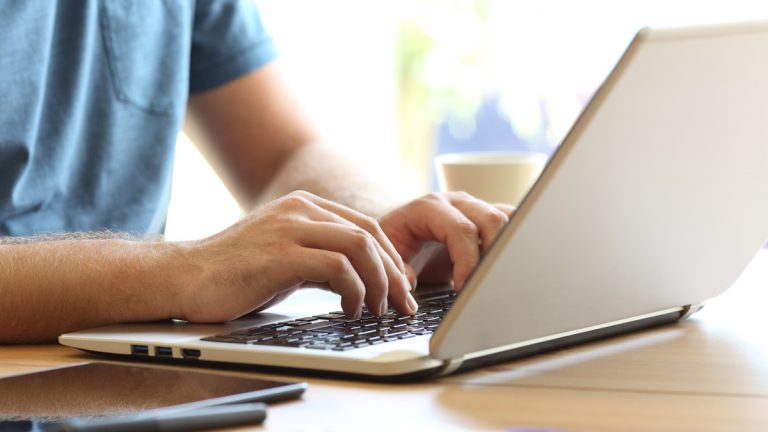 Virtuelles Laufwerk erstellen: Mann tippt auf einer Laptop-Tastatur