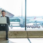 Mann greift am Flughafen per VPN auf Heimnetzwerk zu
