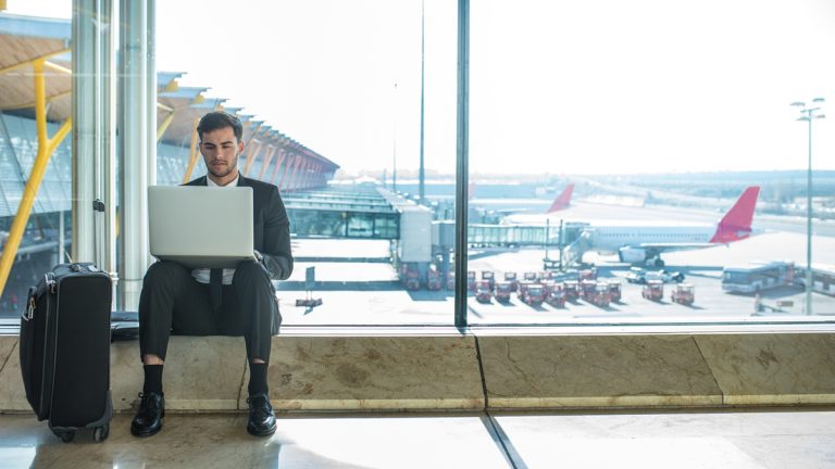 Mann greift am Flughafen per VPN auf Heimnetzwerk zu