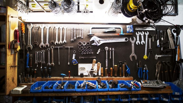 Wand mit Werkzeug als Symbol f&uuml;r Industriefotografie