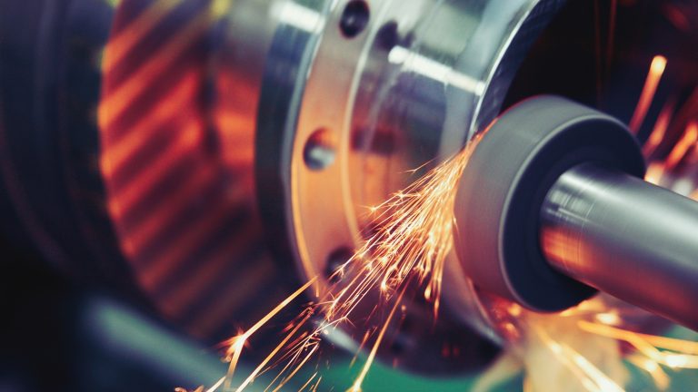 Industriefotografie mit spr&uuml;henden Funken an einer Maschine