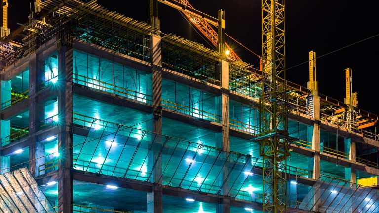 Baustelle bei Nacht als Industriefotografie ablichten
