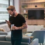 Mann mit Nubia Red Magic 3