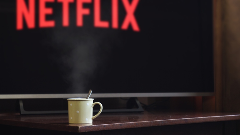Netflix-Schriftzug auf Fernseher