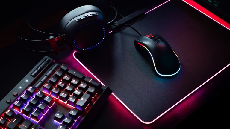 Gamer-Tastatur und -Maus mit LED-Beleuchtung an PS4 anschließen