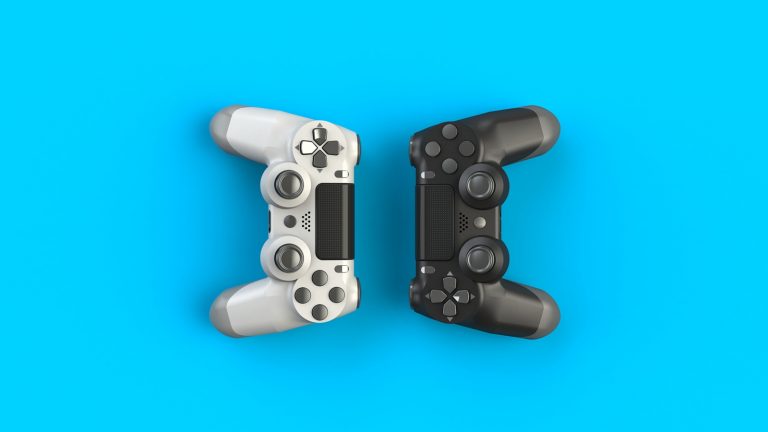 Zwei PS4-Controller vor türkisem Hintergrund