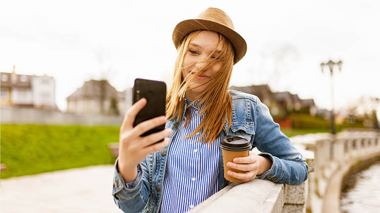 Frau macht Selfie mit Xiaomi Redmi Y3