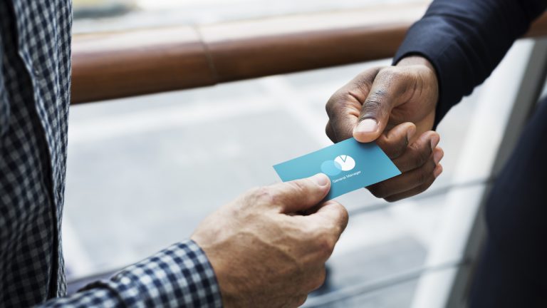 Visitenkarte mit Moo erstellen und selbstsicher Gesch&auml;ftspartnern &uuml;bergeben