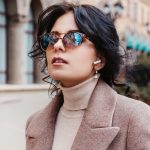 Frau auf der Stra&szlig;e mit AirPods im Ohr