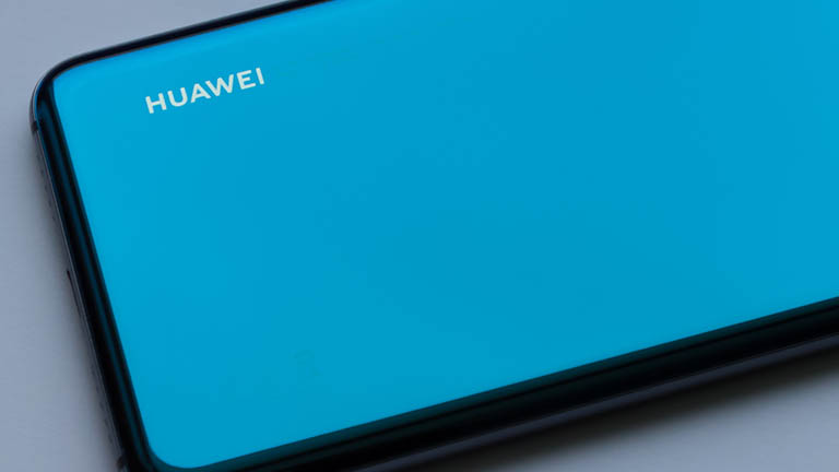 Huawei Logo und Mitarbeiter