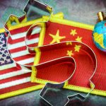 US- und China-Fahne nebeneinader, überdeckt von einem Dollar-Zeichen