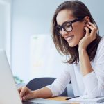 Junge Frau nutzt PowerPoint am Laptop