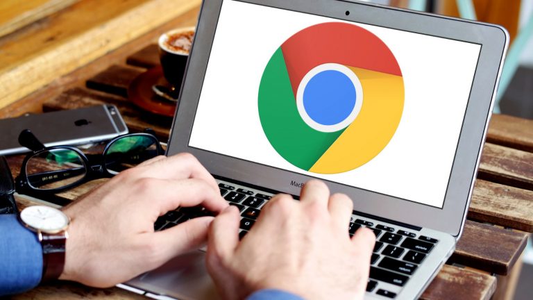 Männerhände bedienen ein Laptop mit Symbol des Google-Browsers auf dem Display
