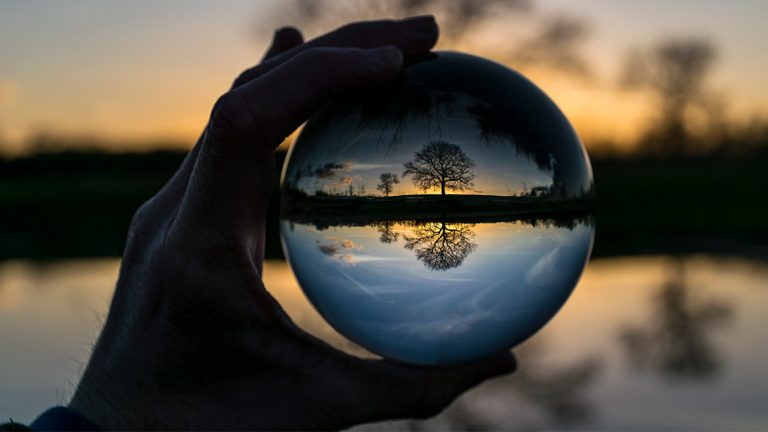 Glaskugel-Fotografie am Wasser