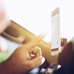 Autofahrer nutzt Google Maps auf Smartphone zur Navigation