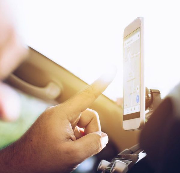 Autofahrer nutzt Google Maps auf Smartphone zur Navigation