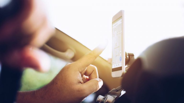 Autofahrer nutzt Google Maps auf Smartphone zur Navigation